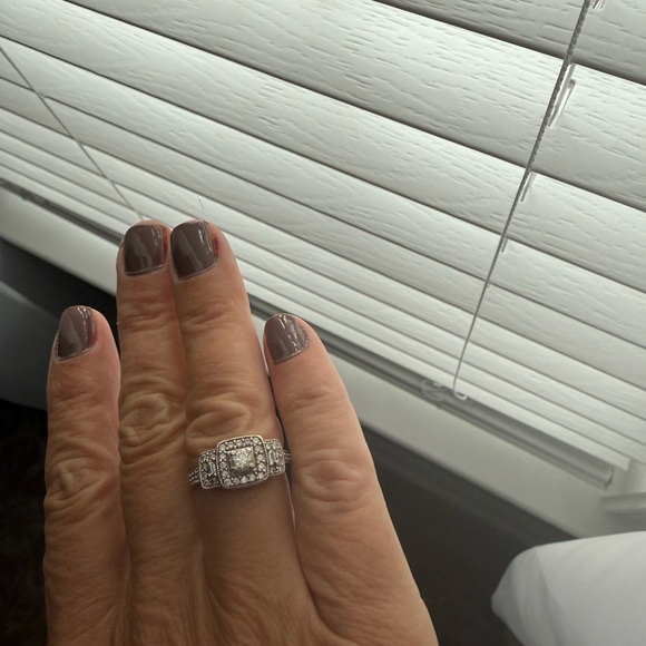 Elegant white gold Ring three 3 done diamond ring size 7 - Picture 2 of 5